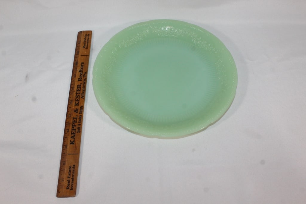 Unmarked VTG Jadeite plate with flower detail: good overall as pictured