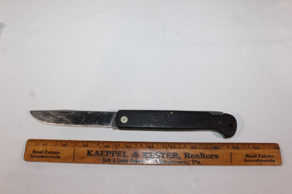 Large VTG pocket knife (1 of 2)