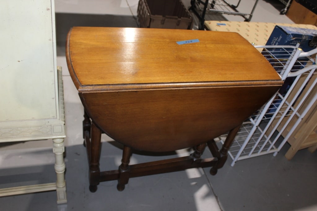 VTG wooden drop leaf table (1 of 1)