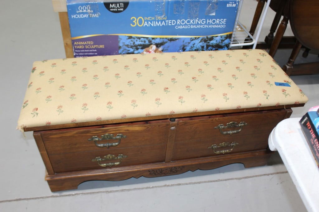 VTG Cedar chest - needs lock repair (1 of 1)