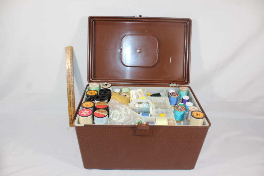 Large VTG sewing case with contents: Good overall as pictured