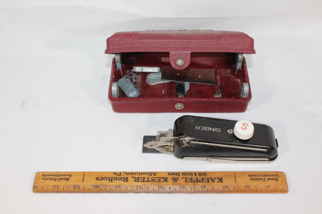 VTG hand held SINGER sewer (1 of 2)