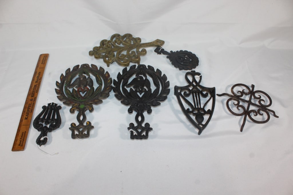 Large lot of VTG Cast iron trivets (1 of 3)
