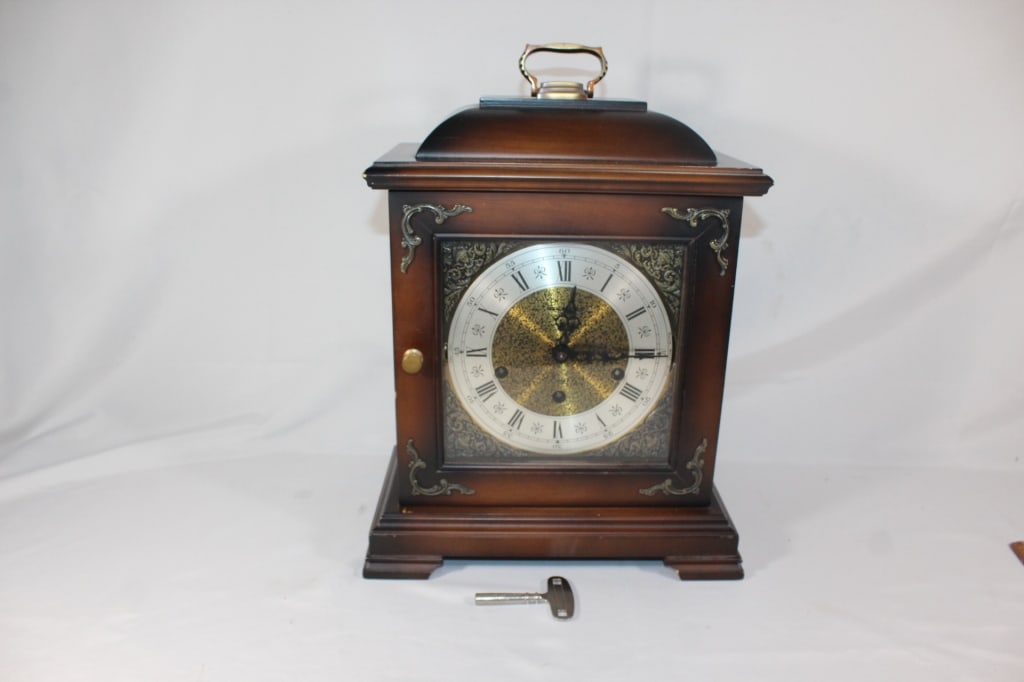 Vintage Wood Mantle Clock w/key: winds freely, untested