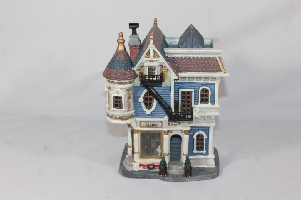 Lemax Watson's Curio Christmas House: good overall as pictured