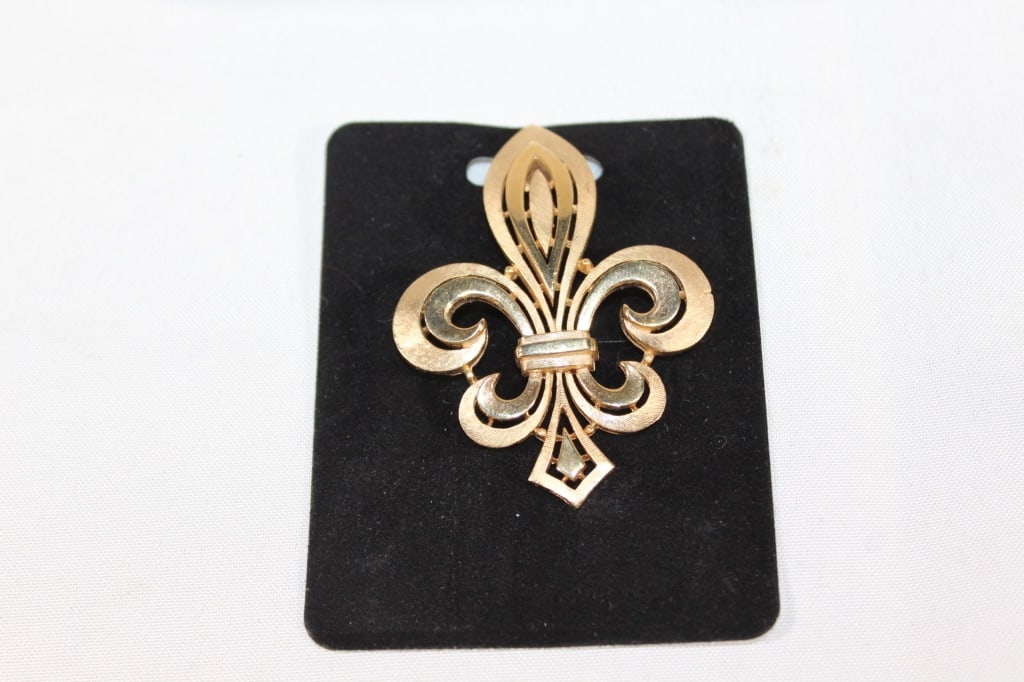 Crown Trifari Gold Tone Fleur De Lis Brooch/Pin: good overall as pictured