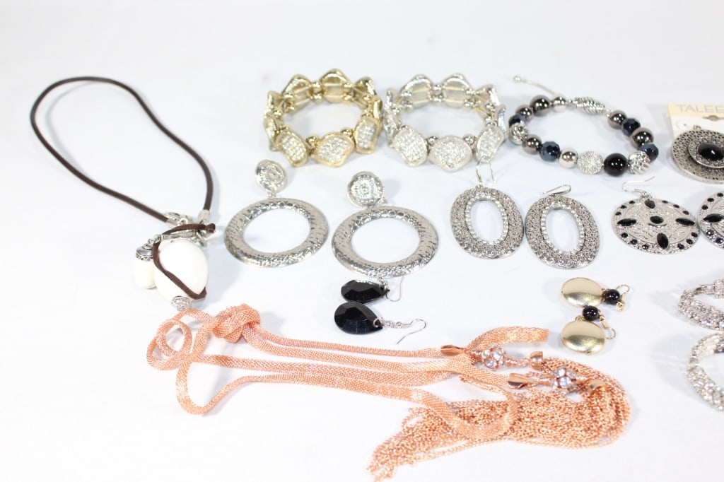 Lot of Costume Jewelry - Bracelets, Rhinestones et: good overall as pictured