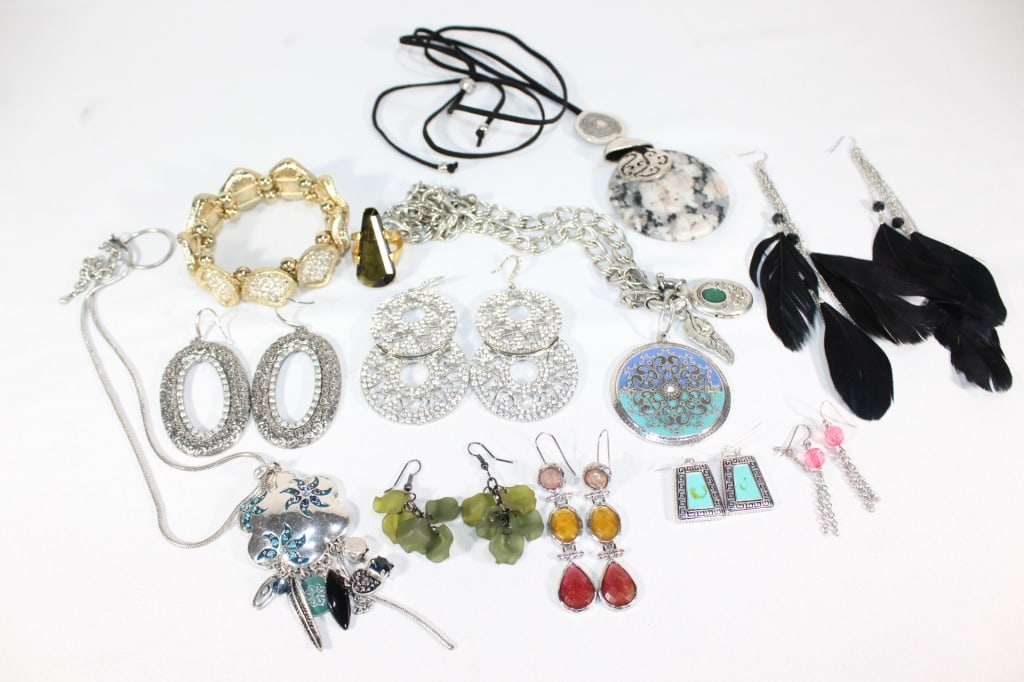 Lot of Costume Jewelry - Rhinestones, Feathers etc: good overall as pictured