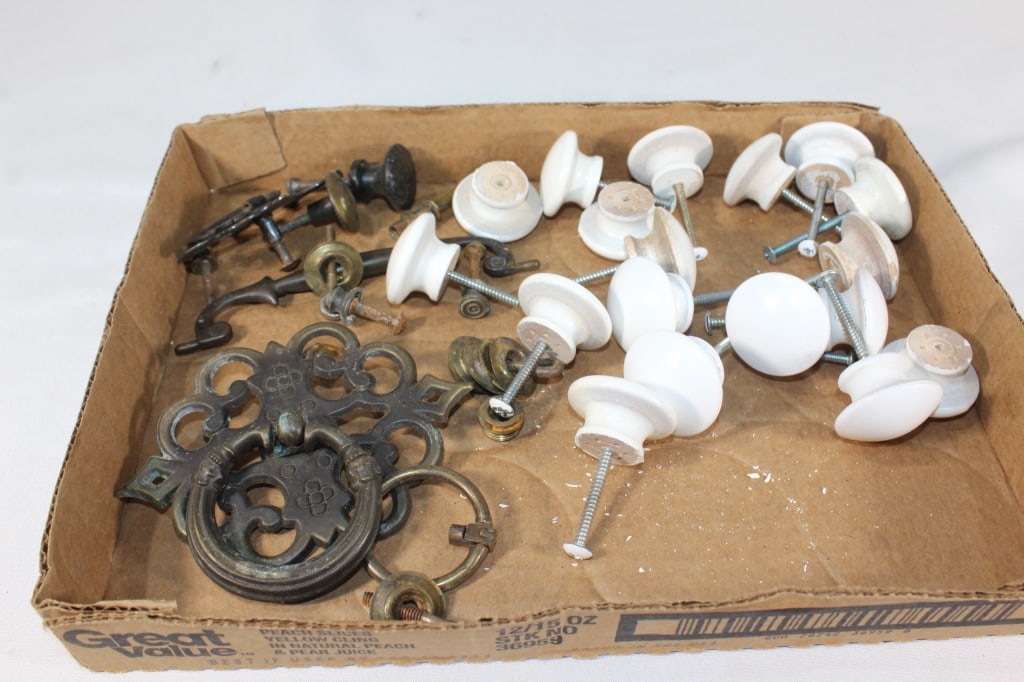 Lot of Misc Drawer Pulls: Good overall as pictured