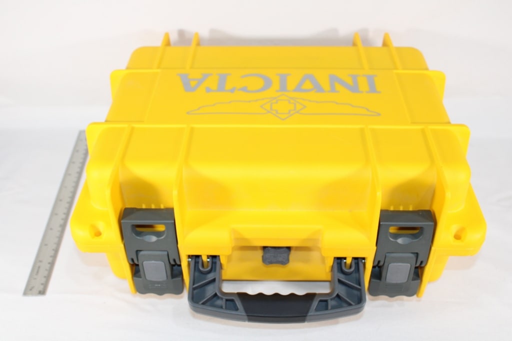 Large INVICTA plastic watch case (1 of 2)