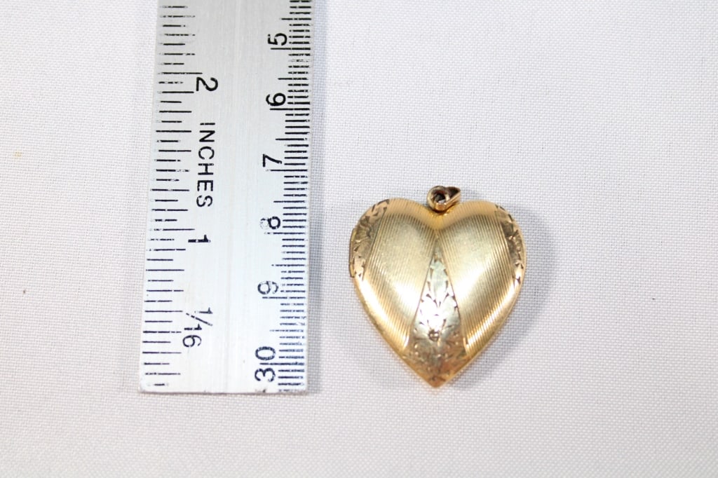 12K Gold Filled Heart Locket with photos: good overall condition