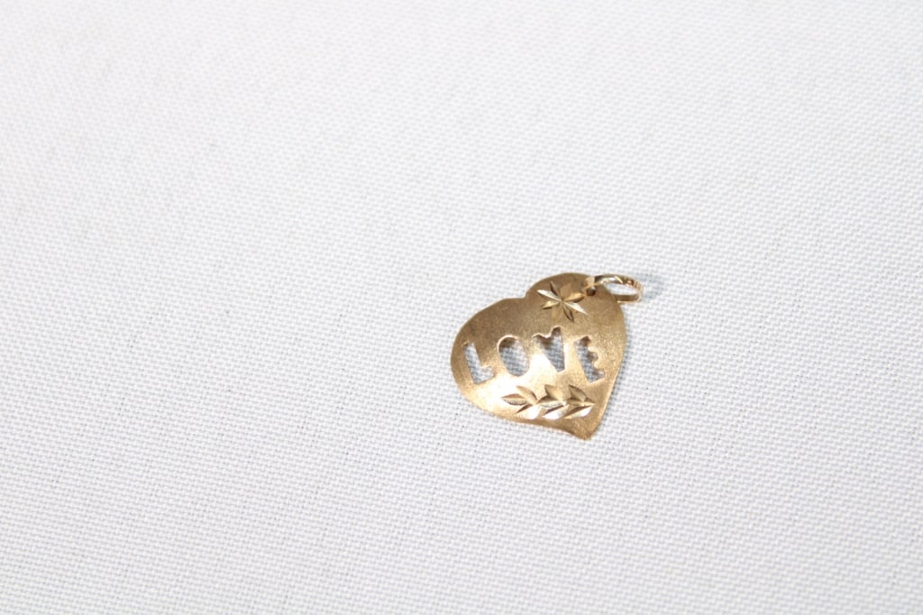 14kt Gold Cut Out Heart Love Charm: Good overall condition