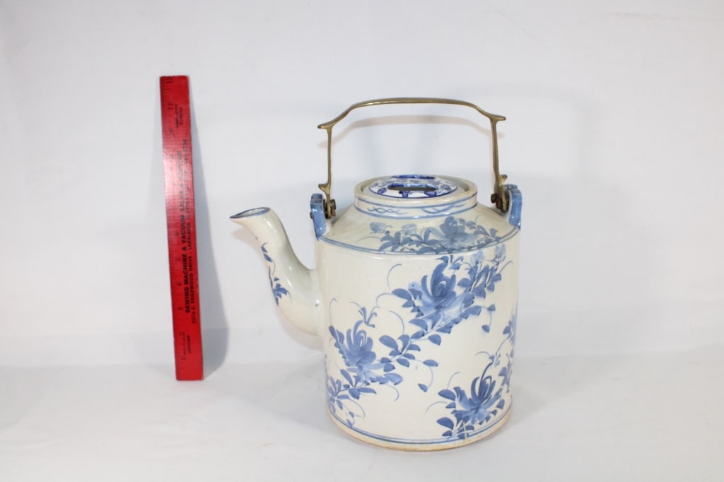Large Asian style kettle with brass handle (1 of 4)