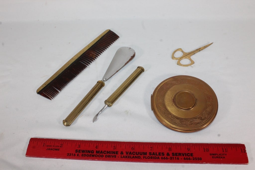 VTG Metal vanity set (1 of 3)