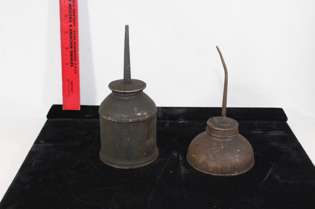 Two VTG metal oil cans (1 of 2)