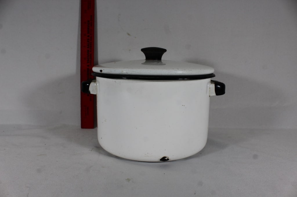 Enamel ware Pot with Handles/Lid (1 of 3)