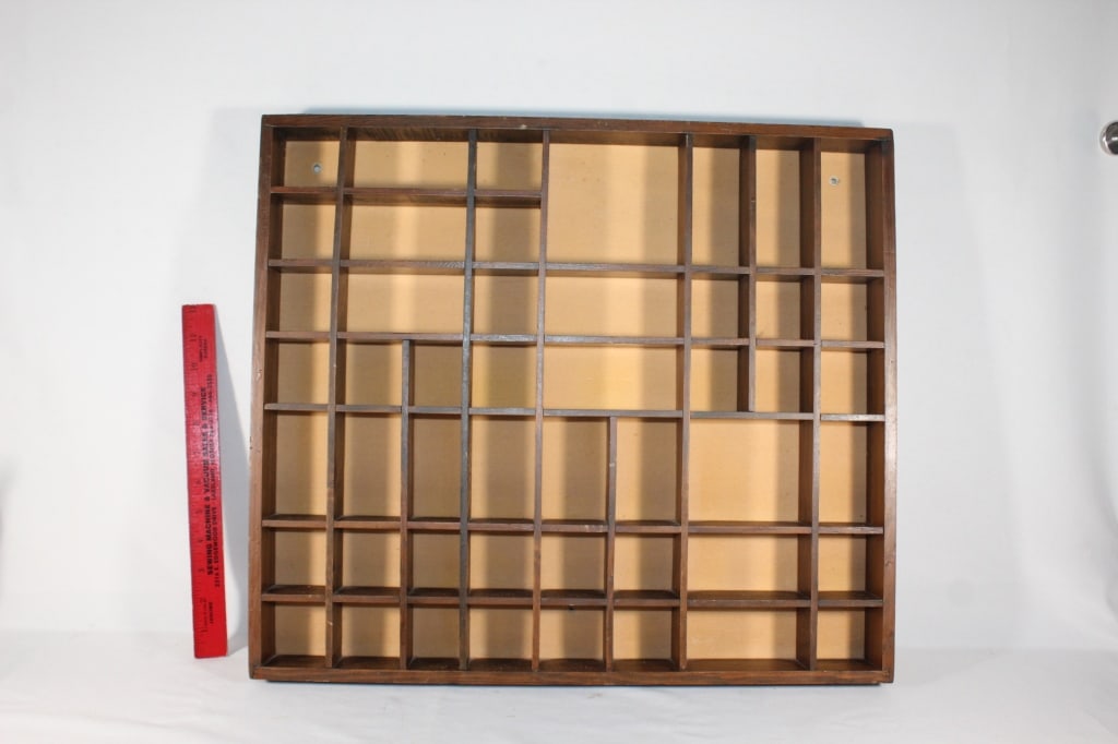 VTG Wooden Wade figurine wall shelf: Good overall as pictured