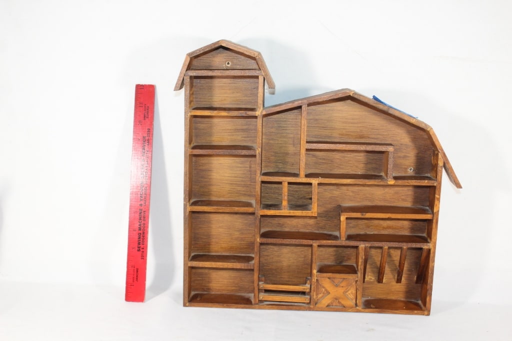 VTG wooden Wade figurine wall shelf: Good overall as pictured