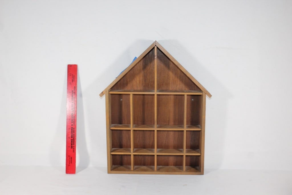 VTG Wade figurine wall shelf: Good overall as pictured
