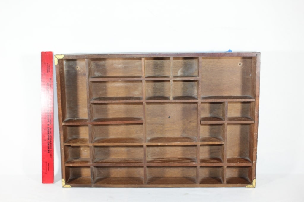 VTG wooden Wade figurine wall shelf: Good overall as pictured