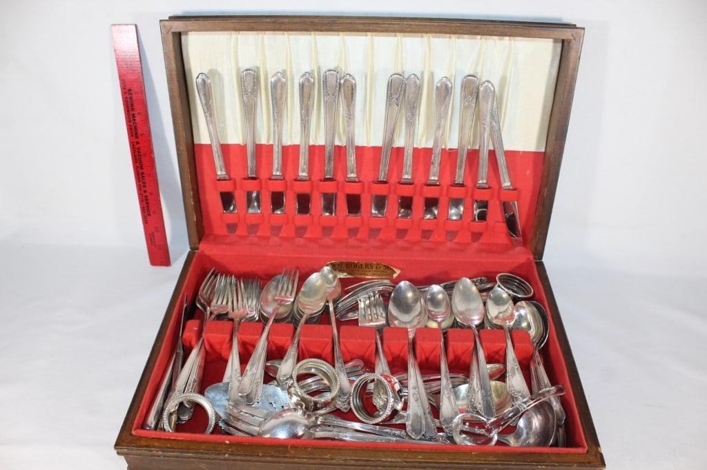WM Rogers & Sons International silverware set (1 of 4)