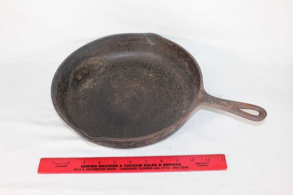 Made in USA 10 5/8 No.8 cast iron pan (1 of 2)