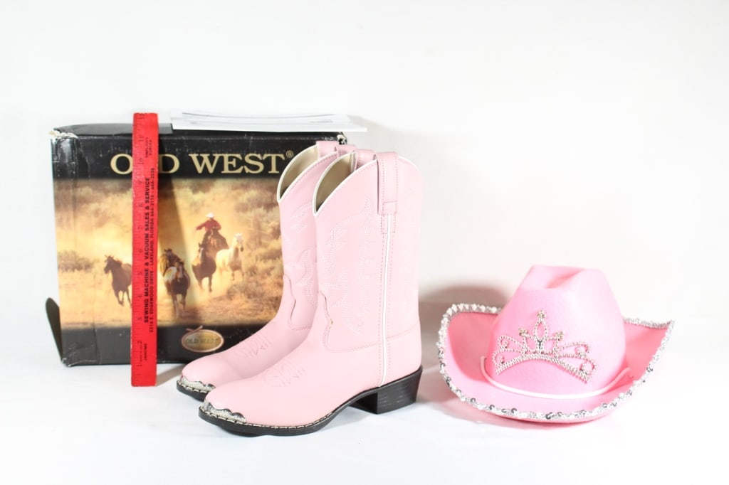 Girls size 3 cowgirl boots and hat: Good overall as pictured