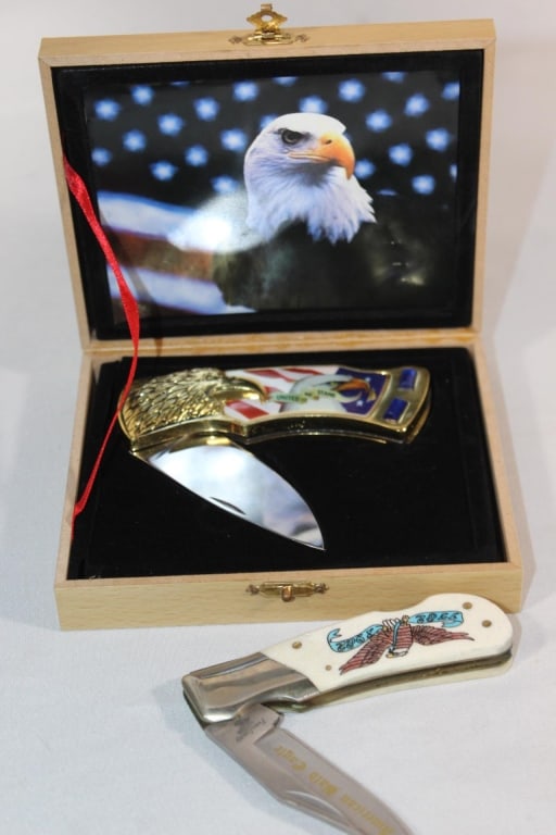 American Bald Eagle - Vintage Pocket Knife: Set of 2 Pocket knife - Bone and Stainless steel, one in original wooden case. Good overall as pictured.