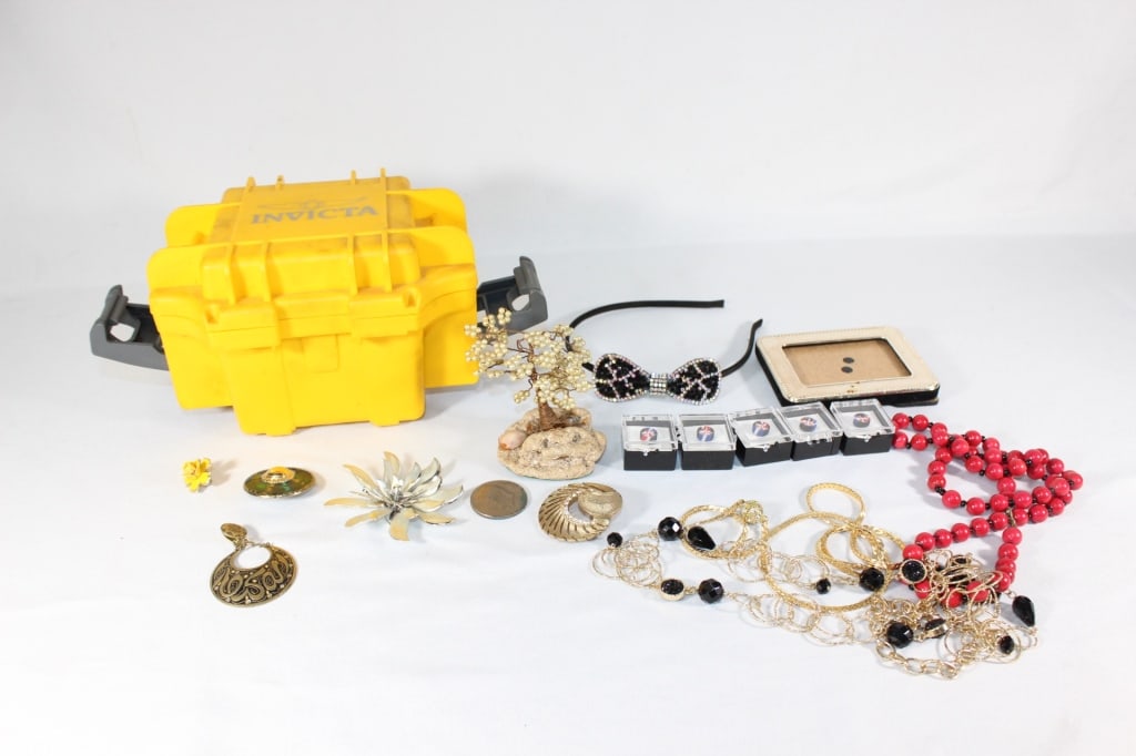 Invicta Watch Box - Misc Costume Jewelry: Good overall as pictured
