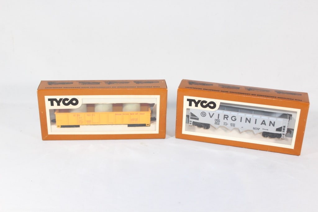 Pair Tyco HO Scale Train Cars,Union Pac & VIrgina (1 of 3)