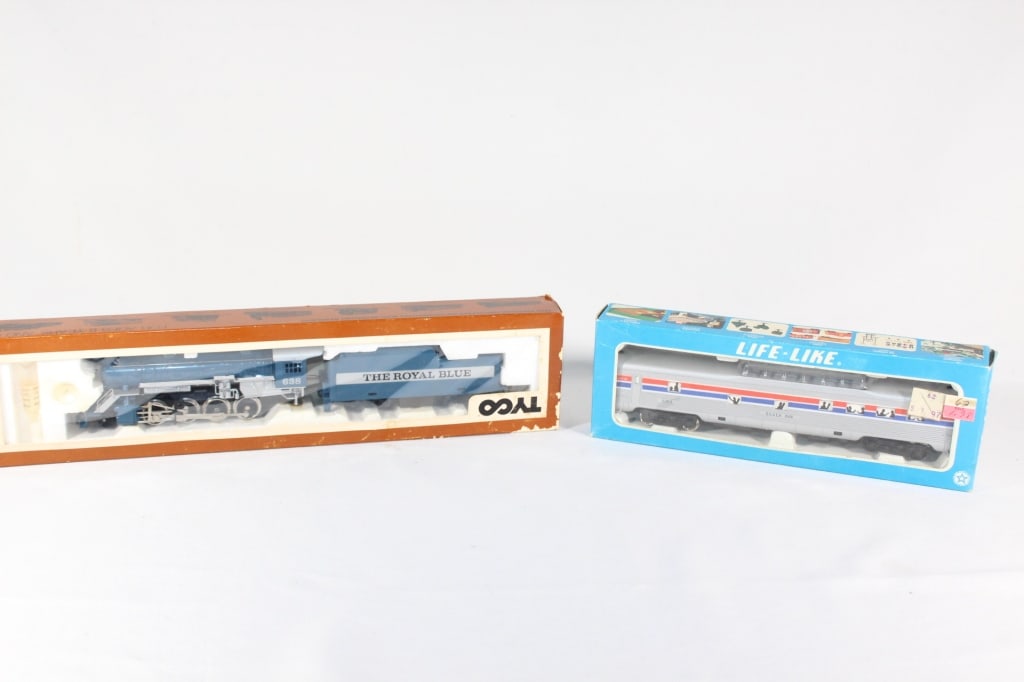 Tyco Royal Blue and Life Like Silver Inn Train Car: HO Scale