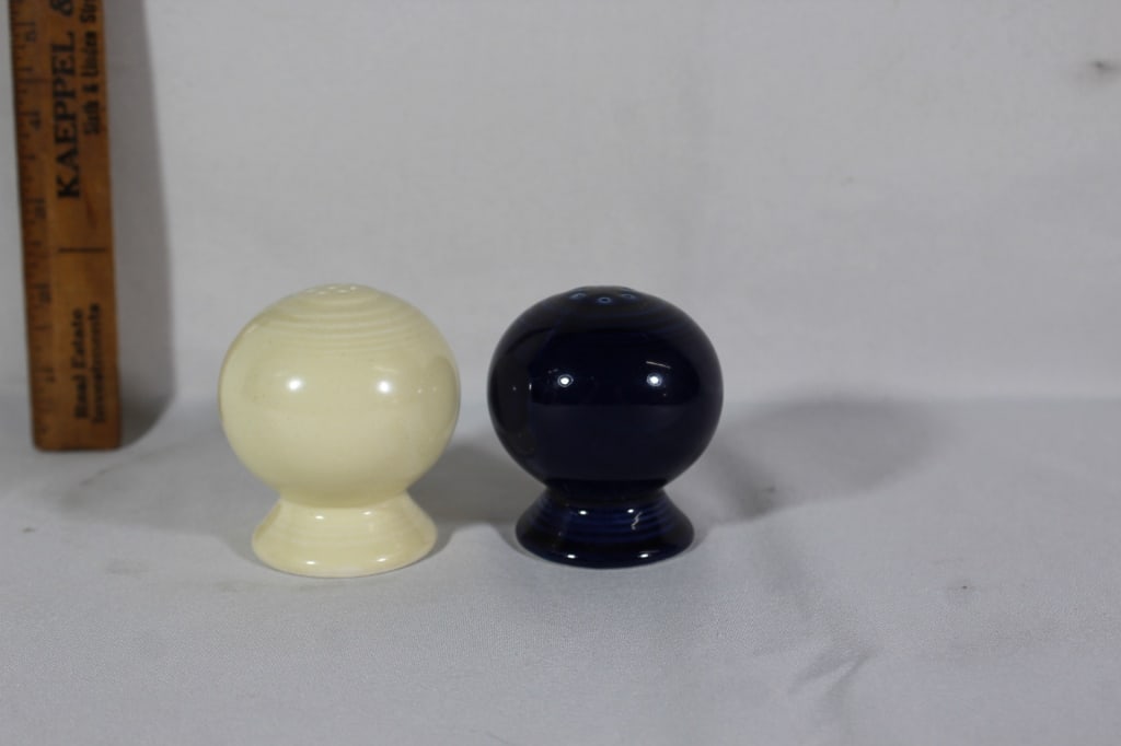 Fiestaware Salt & pepper shakers, unmarked (1 of 2)