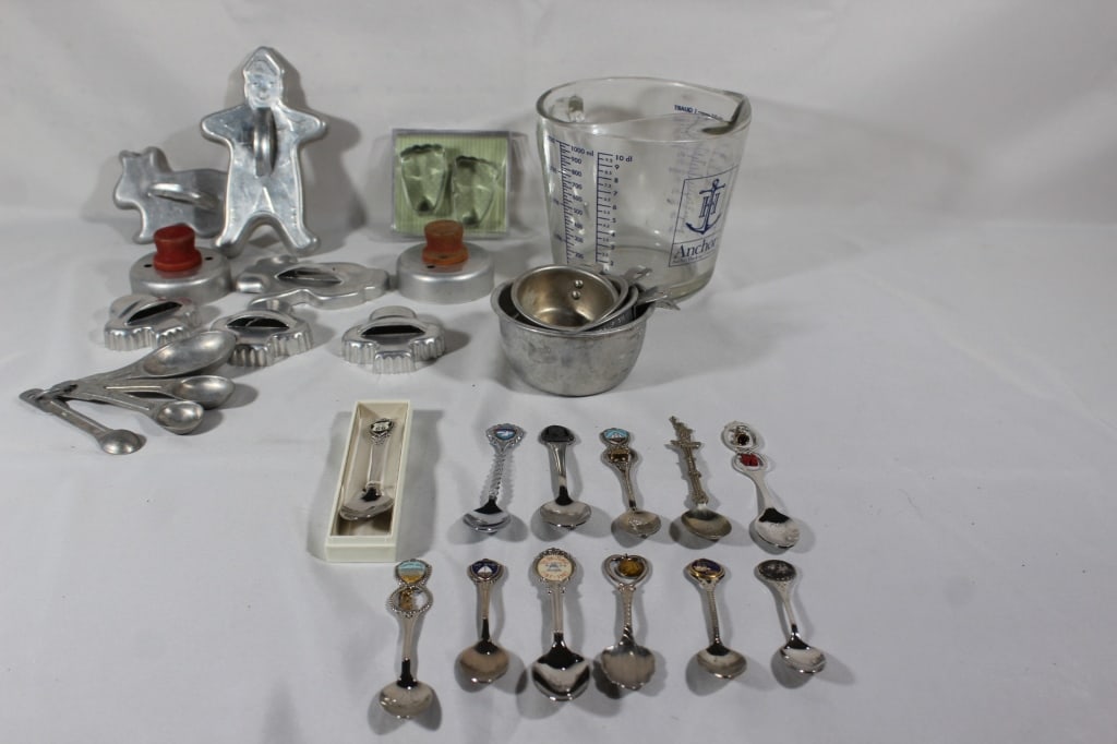Vtg Kitchen Utensils and spoon collection (1 of 4)
