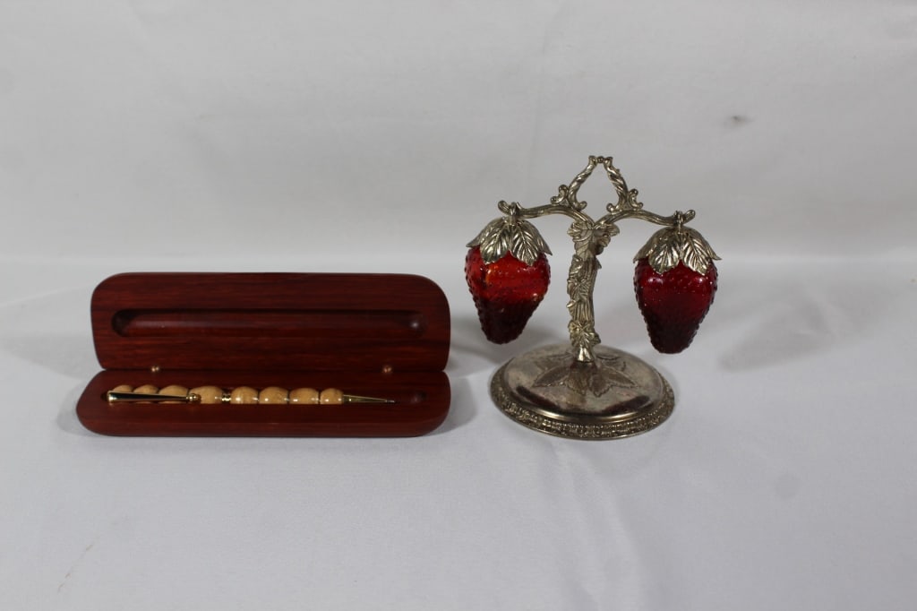 Vtg Hanging Glass Strawberry  S&P set,& wood pen (1 of 5)