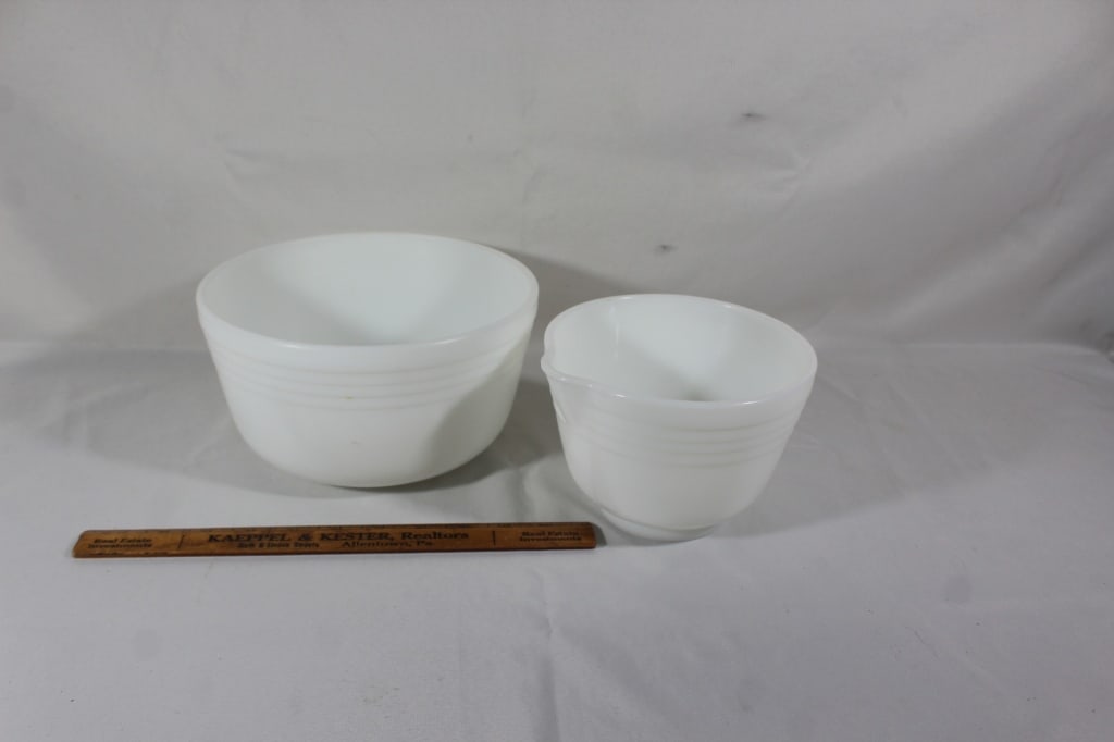 2 Vtg White Pyrex mixing bowls: good overall as pictured