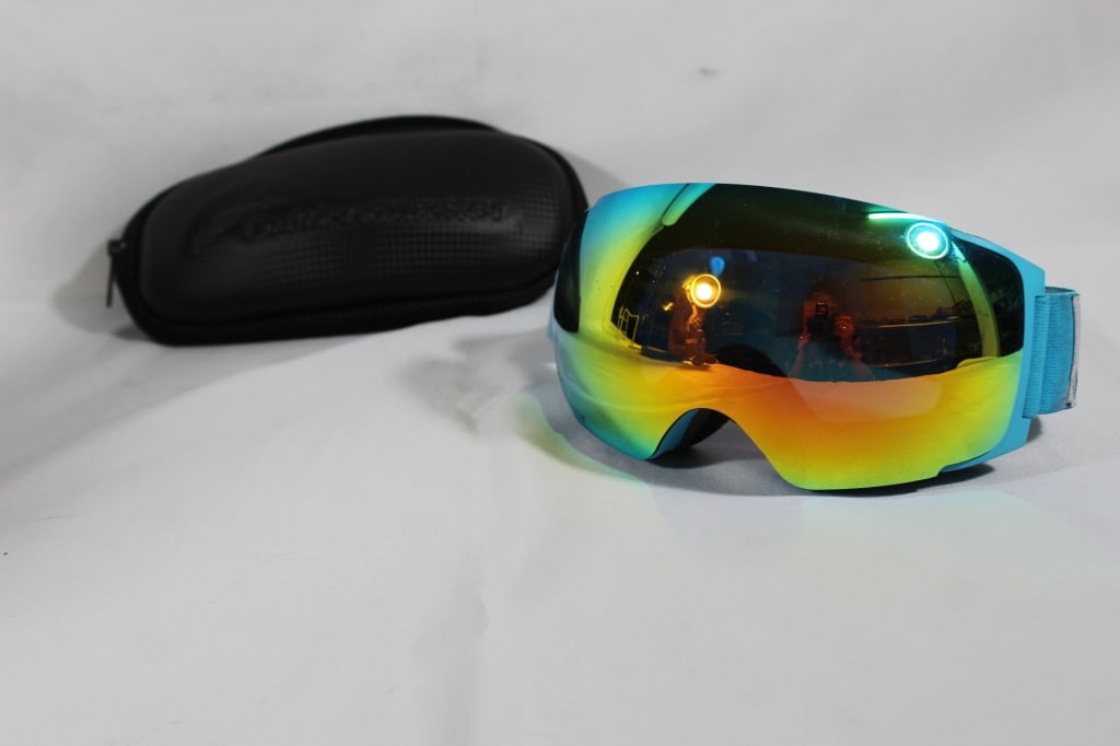 Outdoor Master Skiing Goggles in Zippered Case: Good overall as pictured.