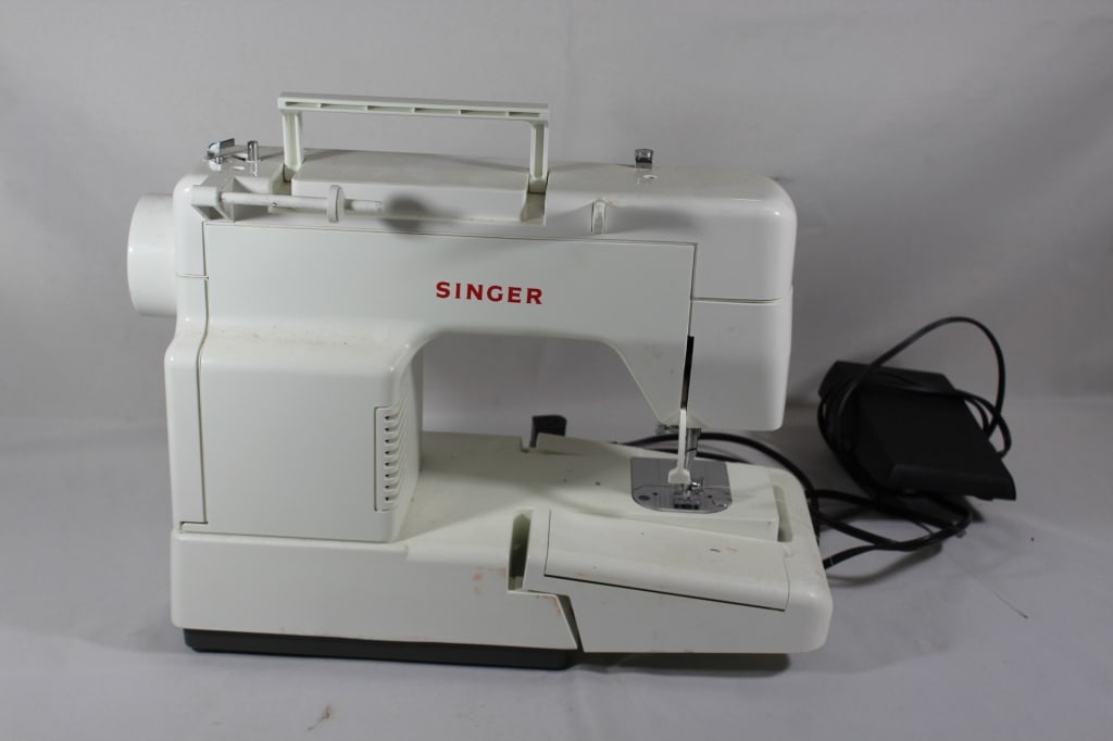 Singer 483c sewing machine: Uknown Condition. Good overall as pictured.