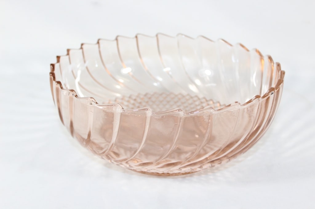 Vtg Kig Indonesia Pink Depression Glass Bowl: 9" Serving Bowl w/ Swirl & Diamond Point Pattern & Good overall as pictured