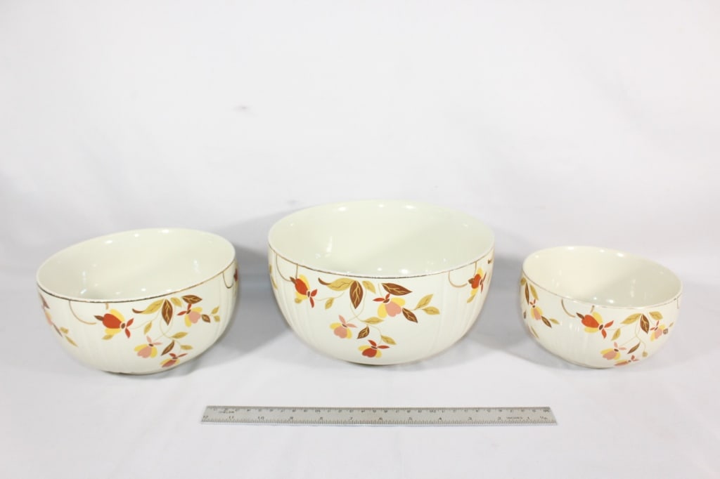 Vintage Hall's Superior Bowls Set 3 (1 of 2)