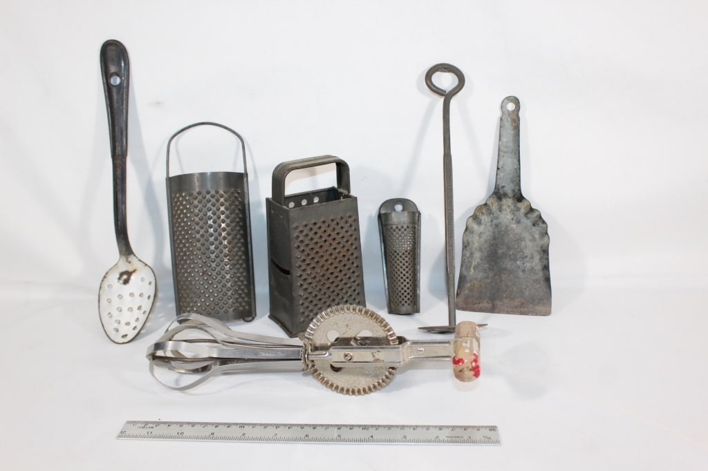 Lot of Vtg Metal Kitchen Tools /7 (1 of 3)