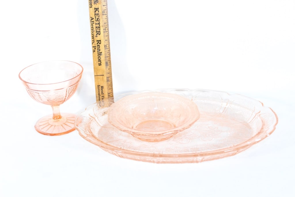 Three pieces of pink depression glass dishes (1 of 3)