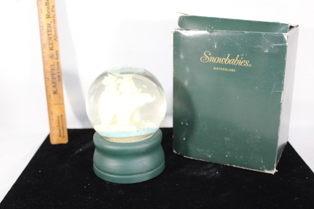 Department 51 Snowbabies water globe with box: Polar bear is loose Good overall as pictured