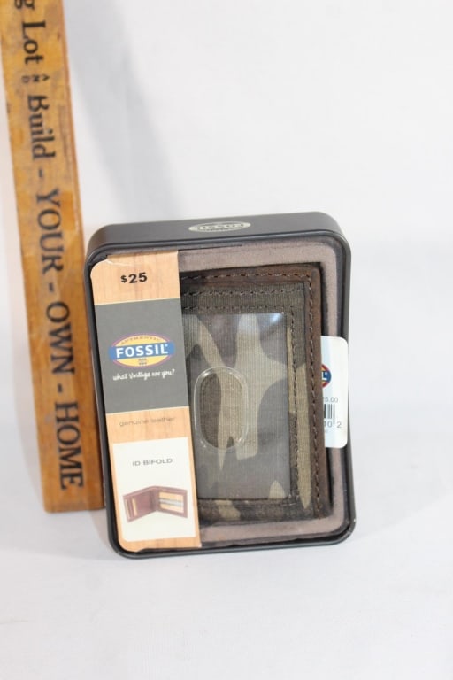 Brand new FOSSIL Camo wallet in box: Good overall as pictured