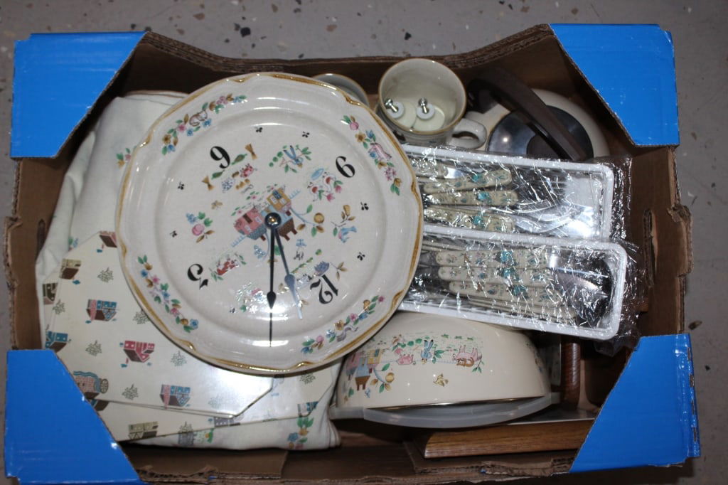 Large International tableworks kitchen set (1 of 3)