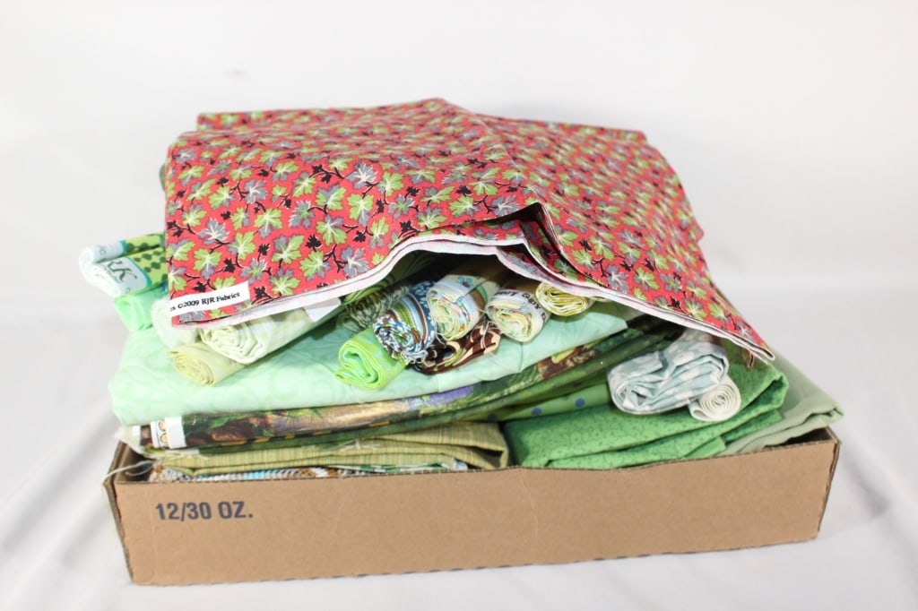 10 lbs Quilt Fabric -Puppy Love Thimble Berries et: Good overall as pictured