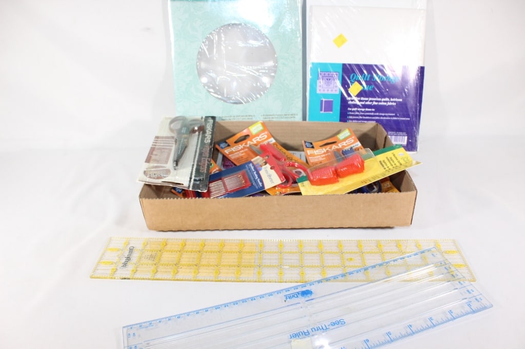 Lot of Quilting Supplies - Scissors, grids etc.: Good overall as pictured