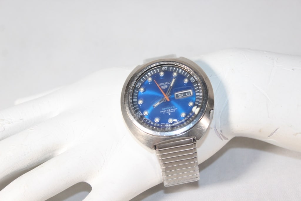 Vtg Seiko Sport Mens Wrist Watch - Waterproof 70: 21 jewels, second hand moves, and dial turns; Good overall as pictured
