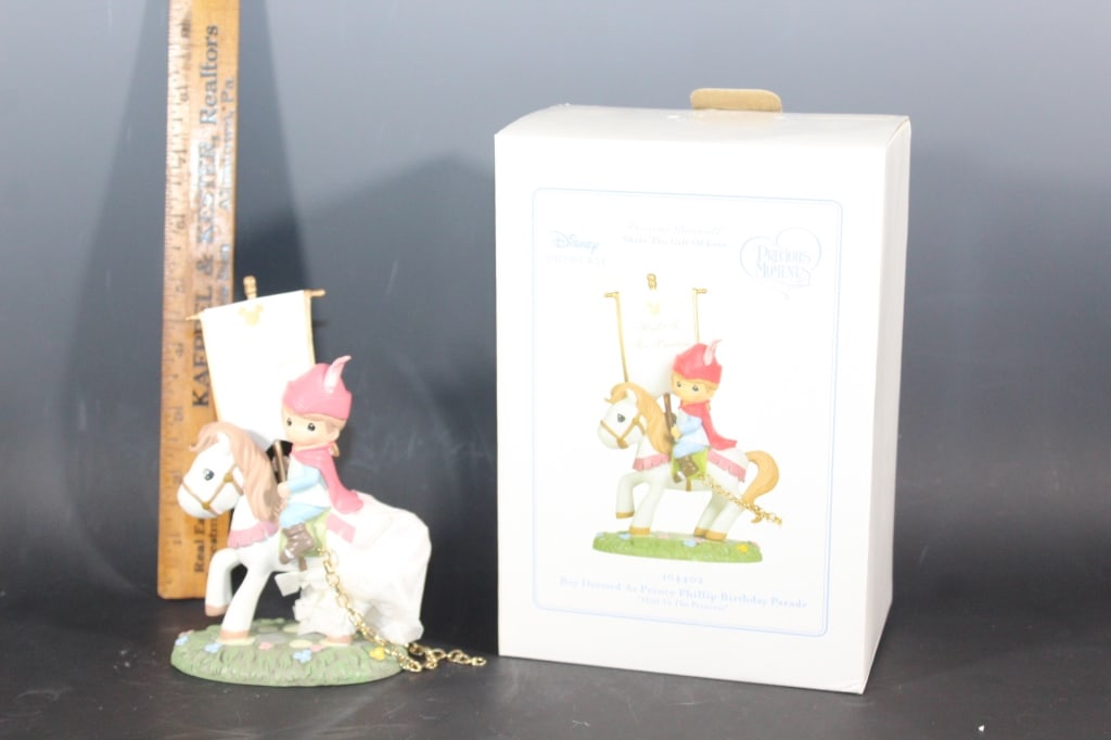 Disney Showcase Precious Moments figurine (1 of 4)