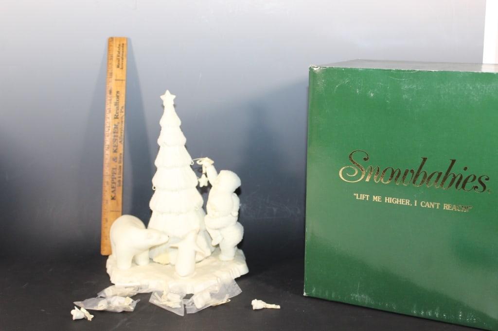 Snowbabies Department 56: Snowbabies "Lift me higher, I cant reach!" roughly 10 inches tall some slight discoloring-see photos Good overall as pictured *Proceeds from this lot benefit the Rotary Club of