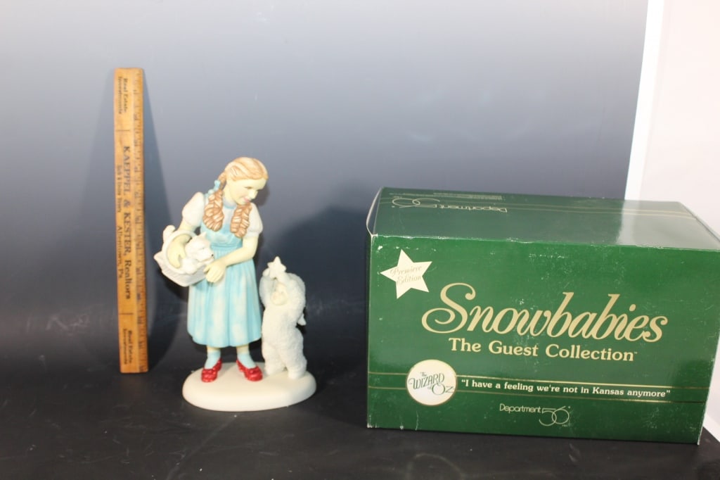 Snowbabies The Guest Collection - Wizard of Oz: Department 56 I have a feeling we're not in Kansas anymore Good overall as pictured Roughly 9" *Proceeds from this lot benefit the Rotary Club of